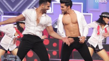 Caution! Good Looking Men At Work: Gautam Gulati And Karan Tacker On Stage #TSA