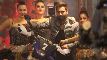 Entertainment quotient on Bigg Boss 10 hits its highest with fiery performances by the Finalists!