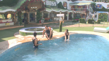Exclusive: Housemates enjoy a splash!