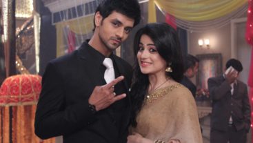 Exclusive: Poser alert on the sets of #MeriAashiqui