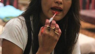 Girls in the house talk about how mean Sonali is!