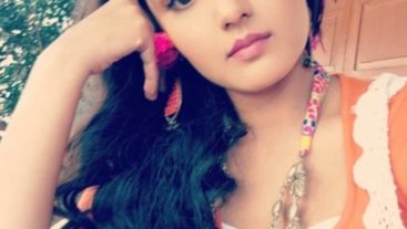 Jasmin aka Teni from Dil Se Dil Tak loves playing with the camera