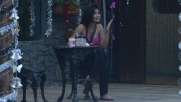 Karishma and Sonali feel the wardrobe blues