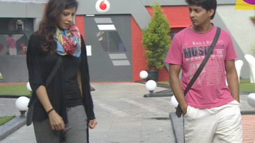 Kashif tries to hit on Karishma!