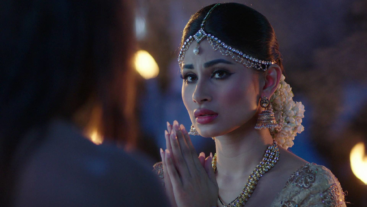 Mouni Roy looks breathtakingly beautiful as Shivangi on Naagin 2!