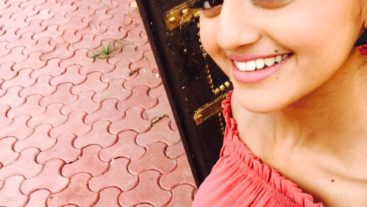 On-sets: Helly Shah knows to smile even under the scorching heat of the sun!