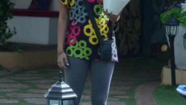 Rochelle madam kabhi iss par toh kabhi uss par