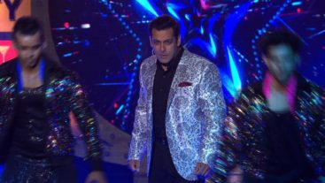 Salman grooves to 'Jumme ki Raat' on Bigg Boss 10!