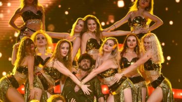 Shah Rukh Khan sets the Sansui Colors Stardust Awards stage ablaze with his fiery performance!