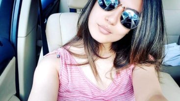With or without makeup, Puja Banerjee looks angelic!
